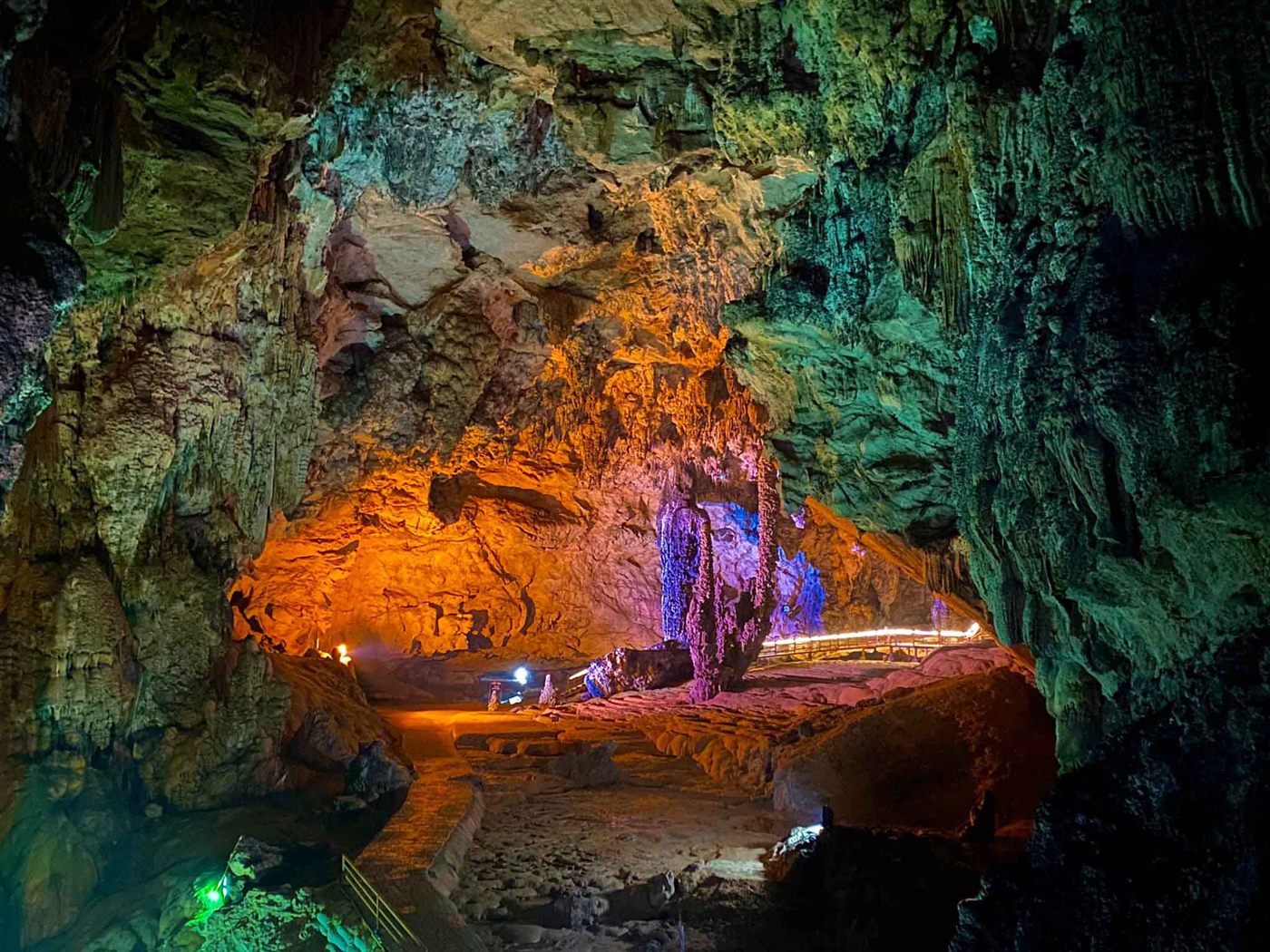 Nguom Ngao Cave